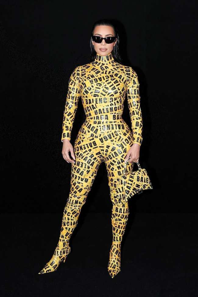              Kim Kardashian se pone un conjunto de cinta amarilla de precaucion en el desfile de Balenciaga OtonoInvierno 20222023            