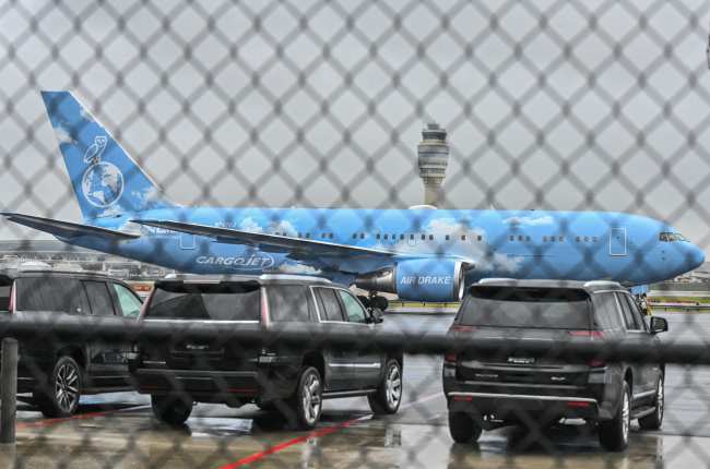              El avion de Drake fue visto aterrizando en Atlanta antes del funeral de Takeoff            