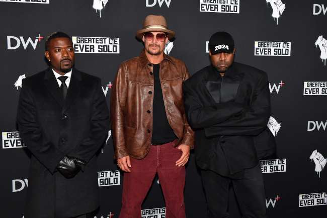 Ray J Kid Rock y Kanye West asisten a la proyeccion de estreno de La mentira mas grande jamas vendida el 12 de octubre de 2022 en Nashville Tennessee