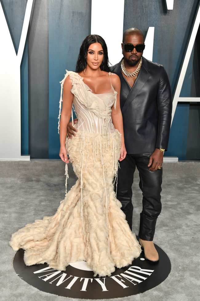 Segun los informes Kanye West no tenia miedo de mostrar imagenes privadas de Kim Kardashian a los empleados