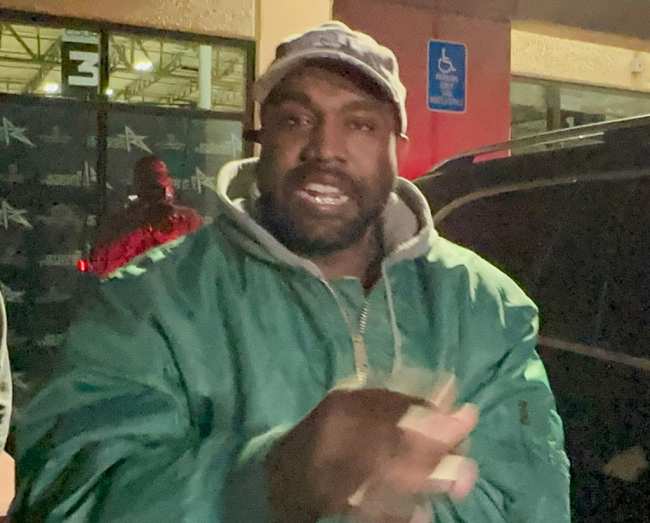 Kanye West deja un partido de baloncesto en Calabasas Ca