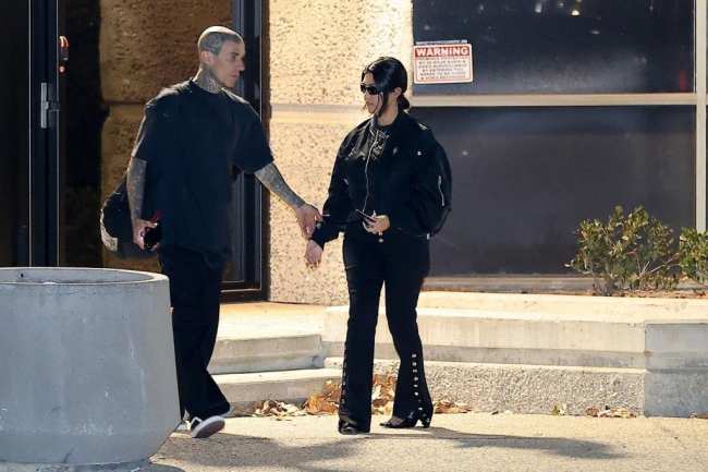 EXCLUSIVO PREMIUM Las Kardashian se reunen en el estudio de Travis Barker para una reunion familiar en medio de la continua reaccion de Balenciaga
