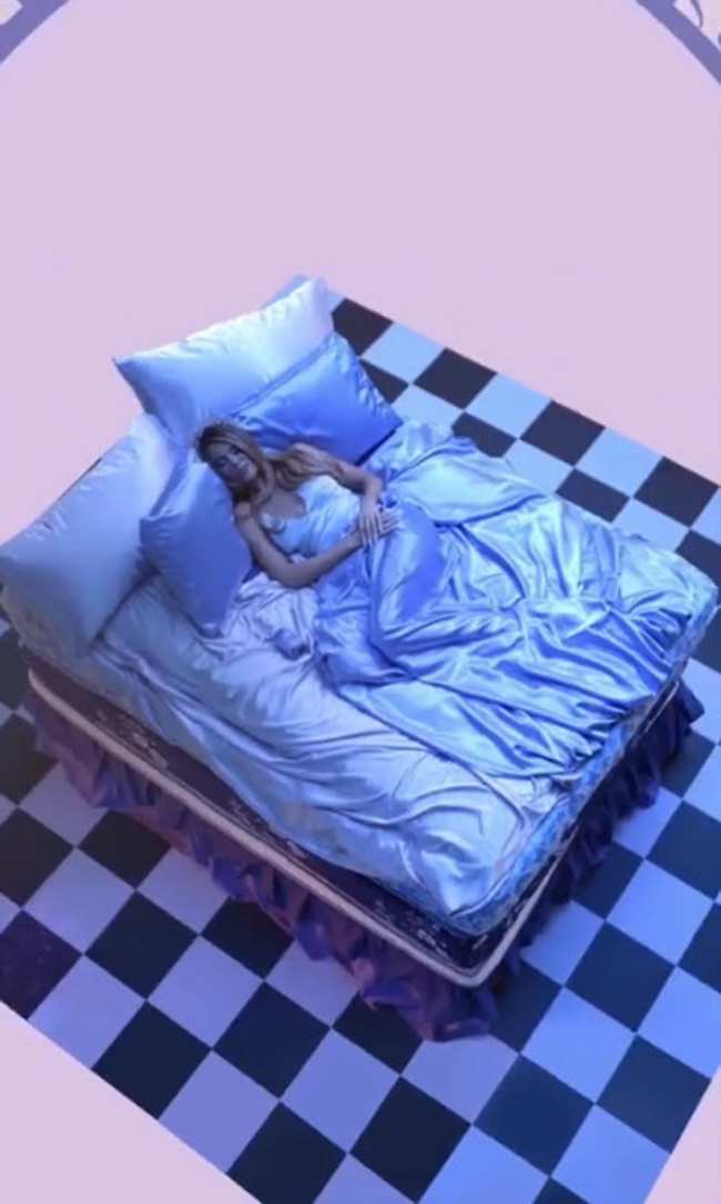              Khloe Kardashian interpreto a una princesa durmiente en el nuevo anuncio de Lemme de su hermana Kourtney Kardashian             