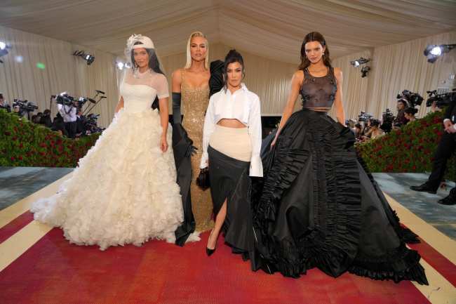              Todas las mujeres KardashianJenner llegaron juntas a la alfombra roja            
