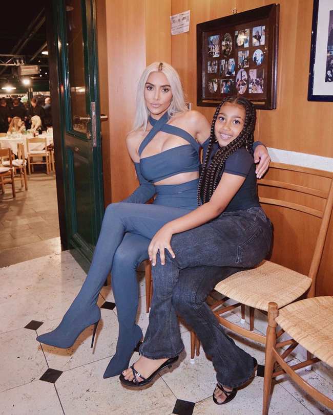 Una foto de Kim Kardashian y North West posando juntas