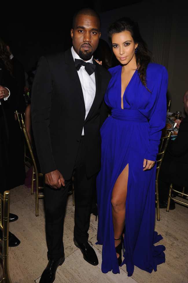              Kardashian se ve aqui con el vestido azul que uso la noche que concibio a North West con su entonces novio Kanye West            