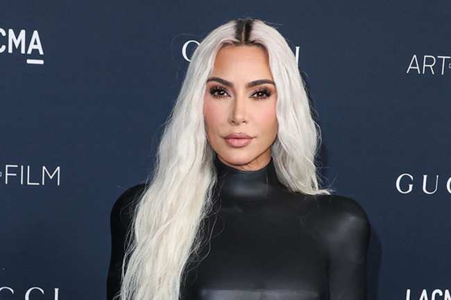              Kim Kardashian finalmente abordo una controvertida campana de Balenciaga que presenta a ninos sosteniendo osos de peluche vestidos con arneses de estilo BDSM            