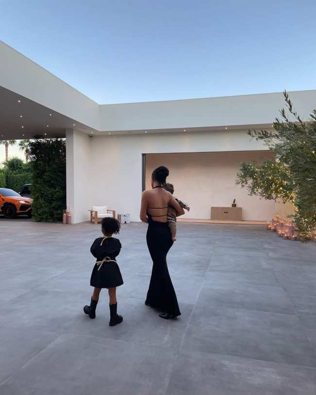              Kylie Jenner compartio nuevas fotos de ella y la hija de Travis Scott Stormi Webster y su hijo no identificado            