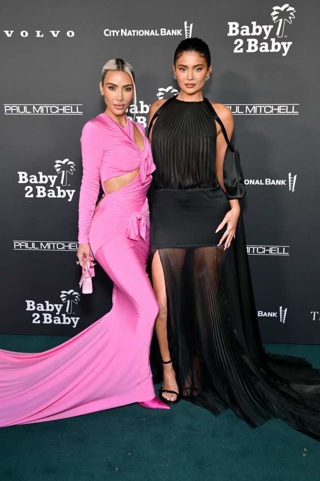              Kim Kardashian vistiendo Balenciaga poso con Kylie en la gala Baby2Baby a principios de este mes            