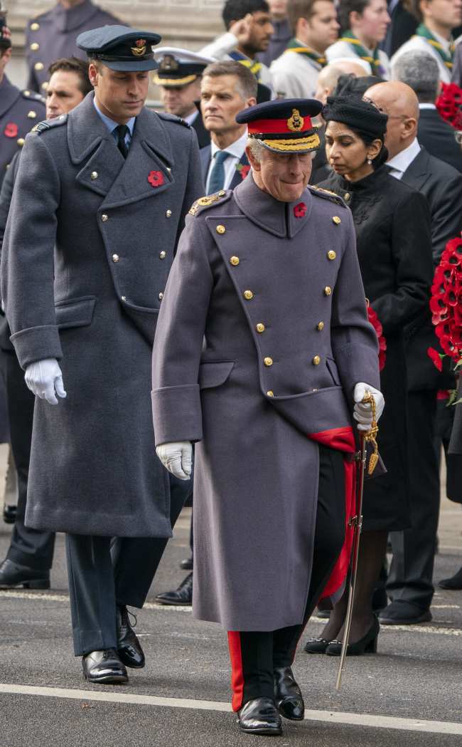              El Principe de Gales se unio a su padre para el Dia del Recuerdo             