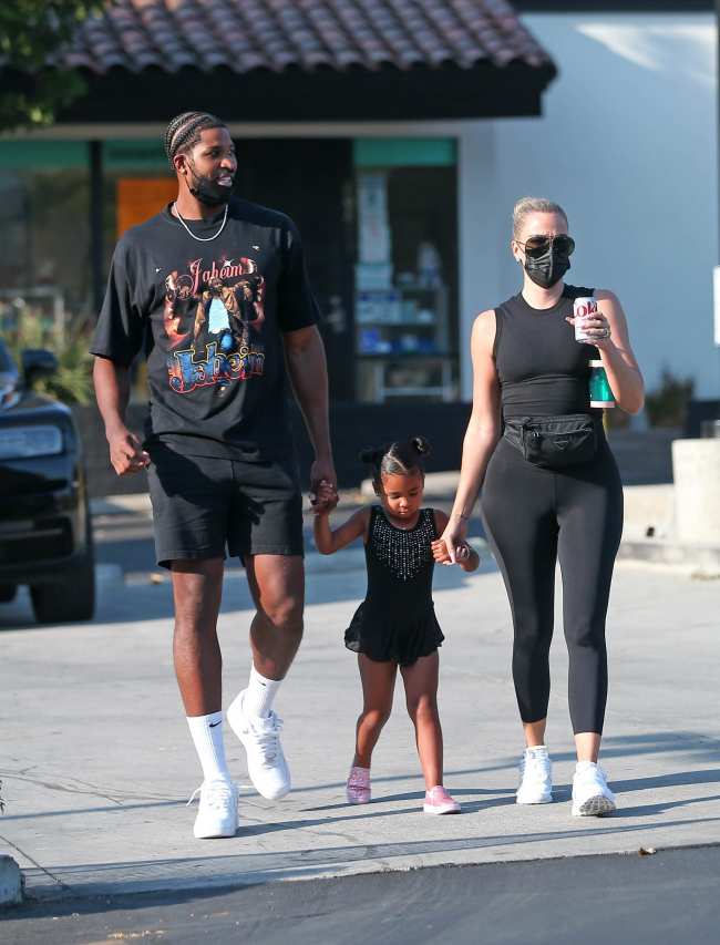              Kardashian y Thompson llevaron a su hija a una clase de baile en septiembre             