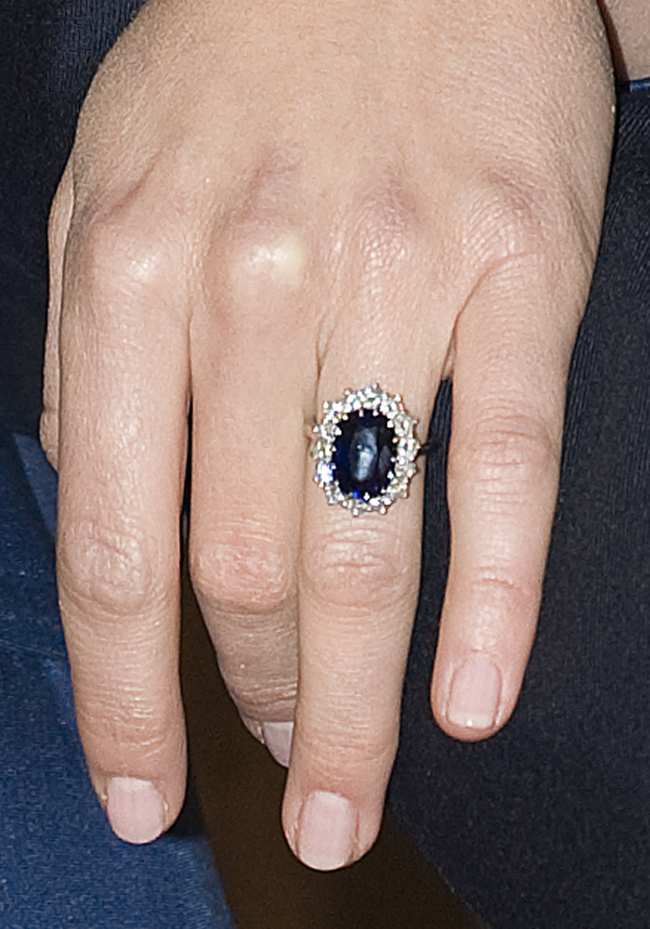              Kate Middleton recibio un anillo muy especial cuando el Principe William le hizo la pregunta con el iconico aturdidor de zafiros y diamantes de su madre            