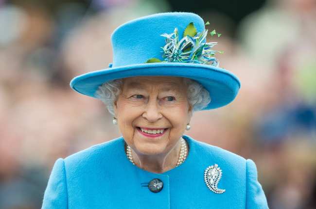 Una foto de la reina Isabel con un traje azul