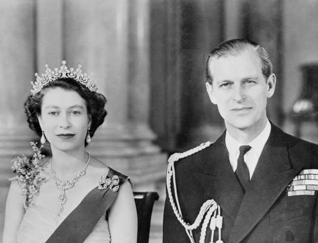 La reina Isabel II y su esposo el duque de Edimburgo posan con atuendo real