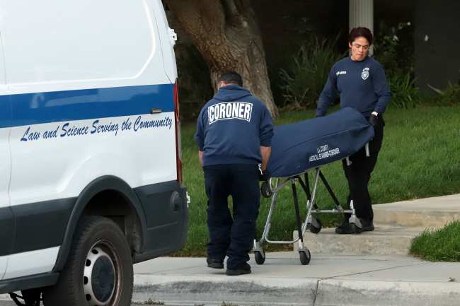              Se ve al forense retirando el cuerpo de Aaron Carter de su casa el sabado             