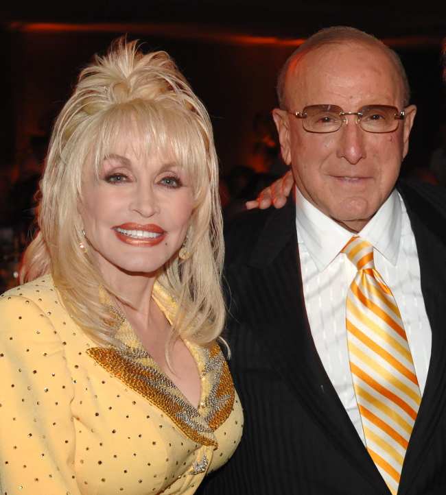              Dolly Parton y Davis asistieron a una fiesta que Bezos ofrecio en su casa antes de la gala             