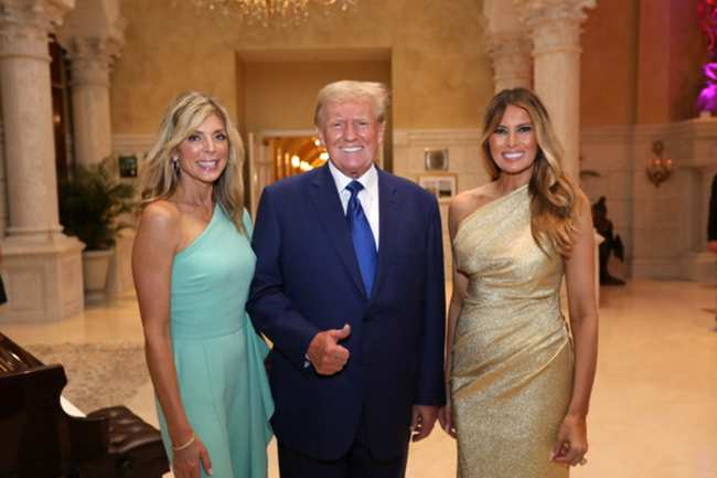 Marla Maples Donald Trump y Melania Trump posan juntos para una foto