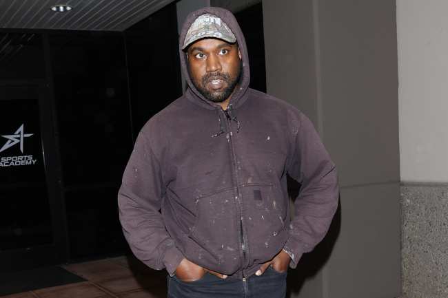              Los fanaticos de Kanye West iniciaron una pagina de GoFundMe para convertirlo nuevamente en multimillonario despues de que su patrimonio neto sufriera una grave perdida            