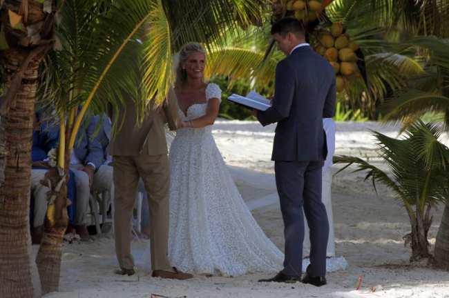 EXCLUSIVO Madison LeCroy es la novia perfecta cuando se casa con su novio Brett Randle en una boda de ensueno frente al mar en Mexico
