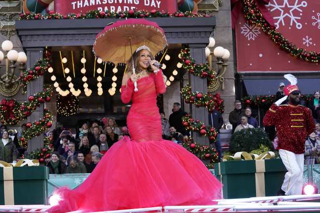 Una foto de Mariah Carey en un desfile de carrozas