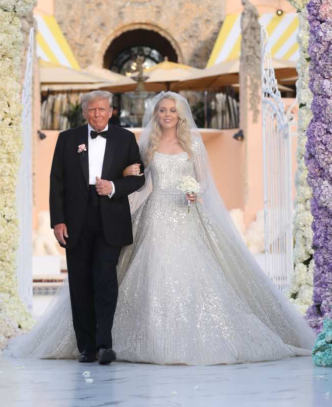              Donald acompano a Tiffany por el pasillo el dia de su boda            