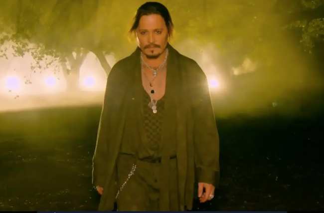              Johnny Depp aparecio con su caracteristico delineador negro y multiples collares de plata            
