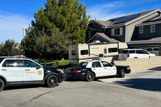              El sabado se vieron autos de policia afuera de la casa de Carter en California que estaba rodeada por cinta de precaucion            