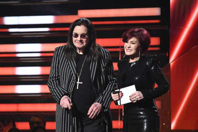 Ozzy y Sharon Osbourne presentando