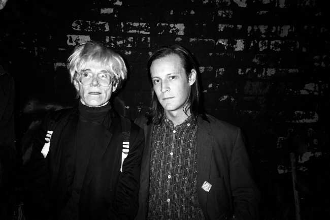              McMullan con Andy Warhol en 1985             