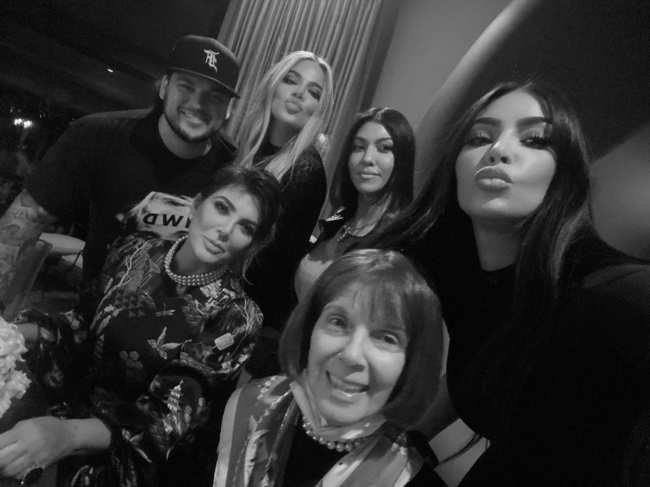 Una selfie de Kim Kourtney Khloe y Rob Kardashian con Kris Jenner y su mama MJ