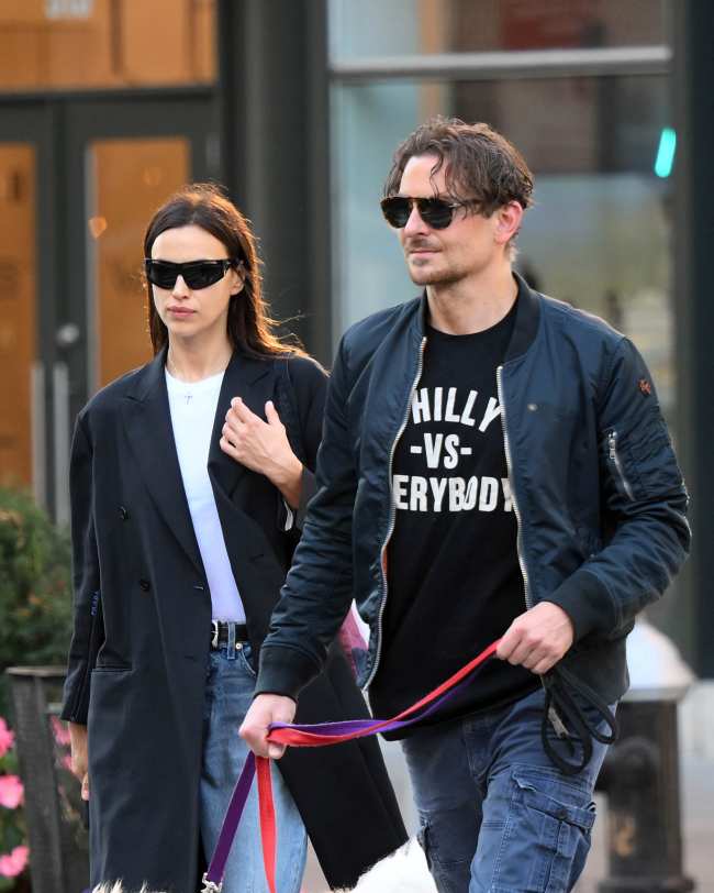              Cooper y Shayk mostraron PDA durante una caminata romantica en la ciudad de Nueva York el lunes             