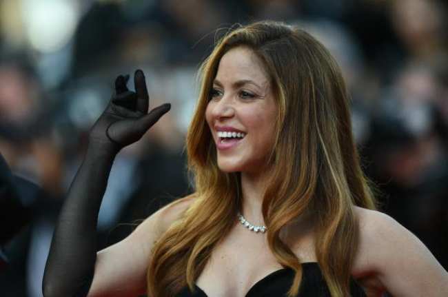 Una foto de Shakira saludando