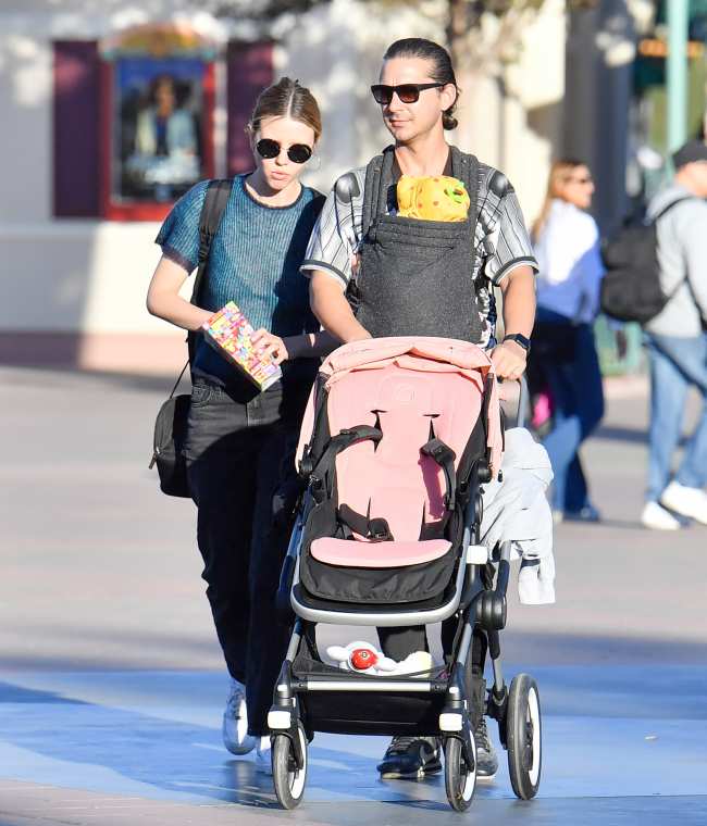 Shia LaBeouf y Mia Goth con su hija en Disneyland