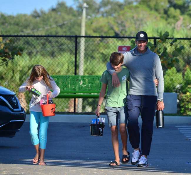 EXCLUSIVO Tom Brady es un padre carinoso mientras lleva a sus hijos a pedir dulces despues de una visita al refugio de animales de The Humane Society en Tampa