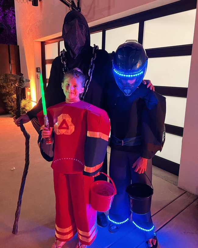              Brady se ve aqui disfrazado mientras sale con sus hijos para Halloween            
