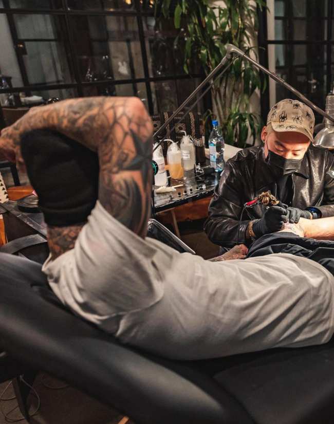 Travis Barker se hace un tatuaje en memoria de su difunto perro Blue the bulldog