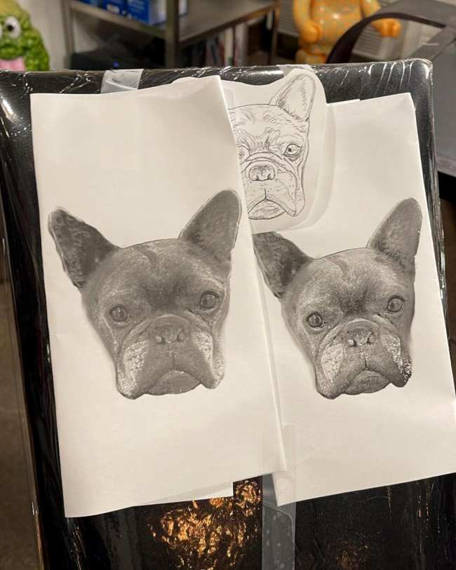 Travis Barker se hace un tatuaje en memoria de su difunto perro Blue the bulldog