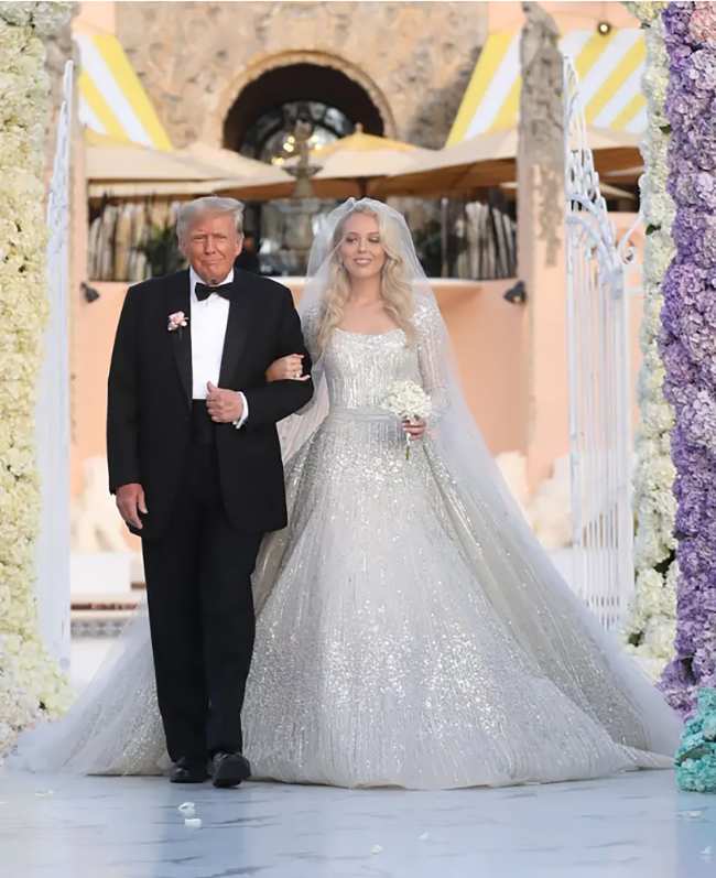              Donald Trump acompano a su hija por el pasillo            