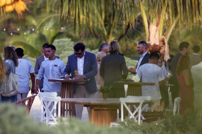              Los invitados se mezclaron en su ceremonia privada en Mexico            