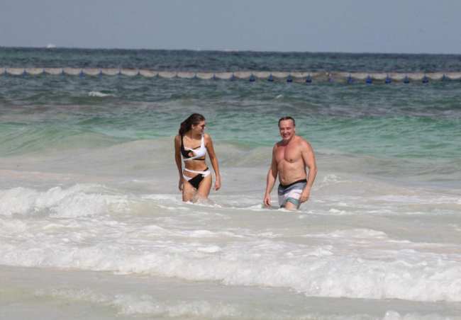 EXCLUSIVA Lenny Hochstein llega a la playa con su novia modelo Katharina Mazepa en Mexico