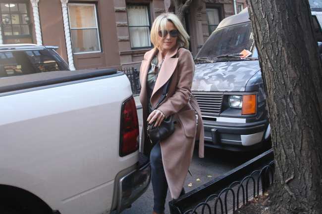              Amy Robach fue vista saliendo de su apartamento de Nueva York el viernes            