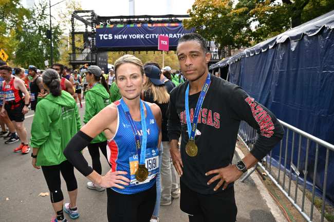              Segun los informes Robach y Holmes comenzaron su relacion mientras entrenaban para una media maraton            