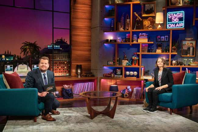              El actor de Prom presenta The Late Late Show with James Corden            