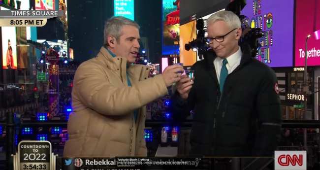 Andy Cohen y Anderson Cooper tomando fotografias en la television