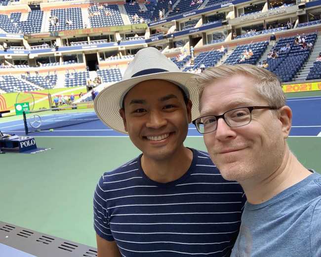 Selfie de Anthony Rapp y Ken Ithiphol en la cancha de tenis