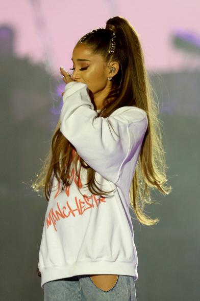 Ariana Grande en el escenario del concierto benefico de Manchester