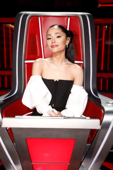 Ariana Grande sentada en su silla en The Voice