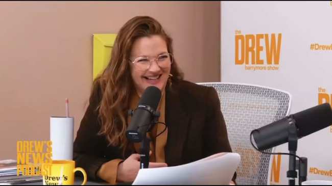              Aubrey Plaza se sento con Drew Barrymore en su podcast Drews News donde extranamente le rogo al presentador del programa de entrevistas que fuera su mami             