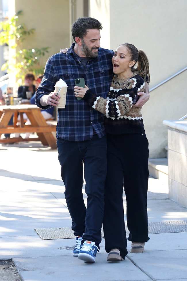              Ben Affleck opto por Starbucks en lugar de su habitual Dunkin mientras tomaba un cafe en Santa Monica con su esposa Jennifer Lopez            