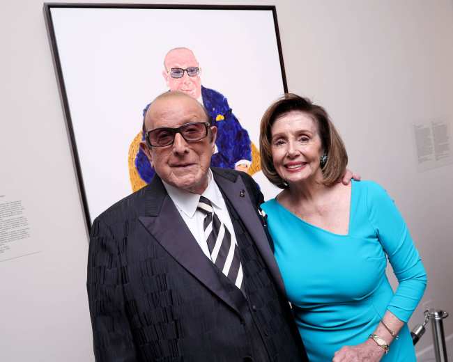              Davis y Nancy Pelosi frente a su retrato de David Hockney en la Galeria Nacional de Retratos             